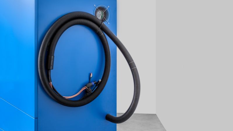 Die Kabel sind intelligent gebündelt und erleichtern den ordnungsgemäßen Anschluss.